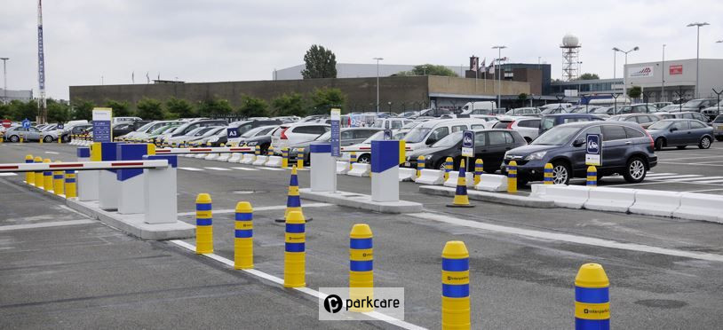 Barrières de sécurité à l'entrée de Parking Discount 1 à l'aéroport de Bruxelles