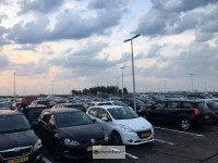 Parken Flughafen Amsterdam P3 (Schiphol Smart Parking) beleuchtete Parkfläche
