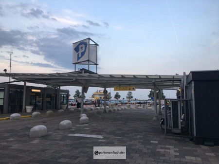 Parken Flughafen Amsterdam P3 überdachter Ausgang