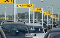 Parken Flughafen Amsterdam P3 geparkte Autos