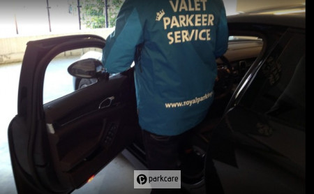 Royal Parking Schiphol service van parkeermedewerker