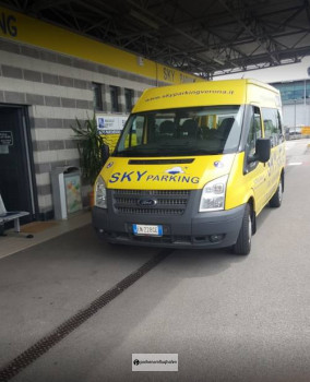 Sky Parking Verona Shuttlebus vor einem Gebäude