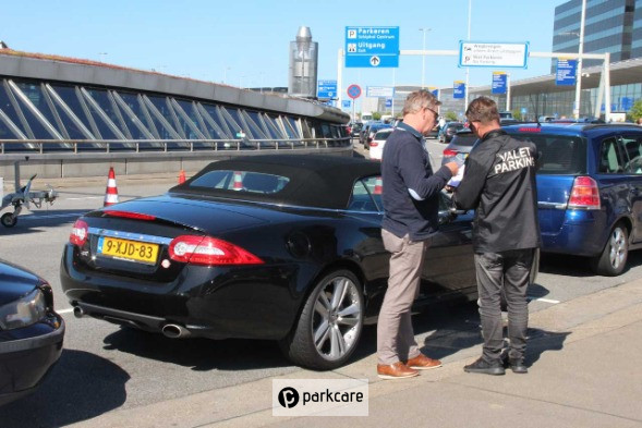 VIP Parking Schiphol voertuig controle met chauffeur