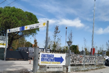 Parcheggio San Marco Einfahrt mit Zaun