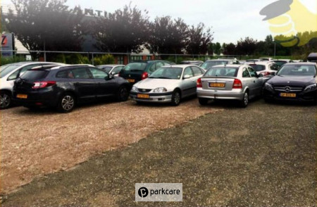 De nombreuses voitures garées au parking du prestataire The Valet Guys Schiphol