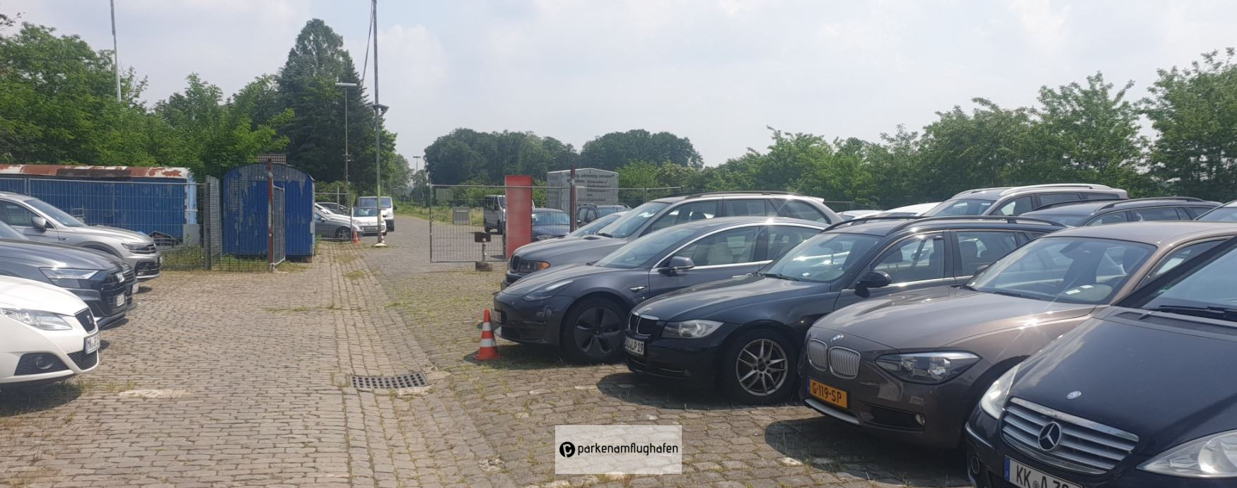 Parken Airea Köln Stellplätze mit geparkten Autos
