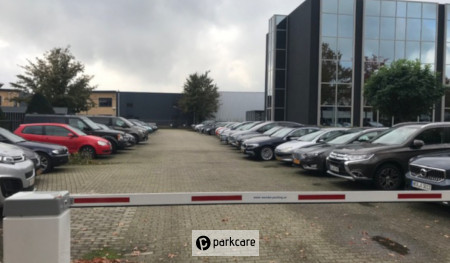Terrain de parking de Euro-Parking Eindhoven avec barrière à l'entrée
