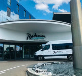 Bus de navette devant le Radisson Hotel Parking Zurich
