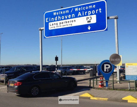 Parken Flughafen Eindhoven P3 Einfahrt mit Sicherheitsschranke