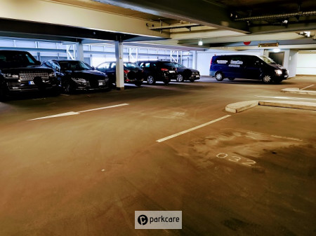 Parking couvert spacieux au sol dur de Deluxe Valet Parking Düsseldorf