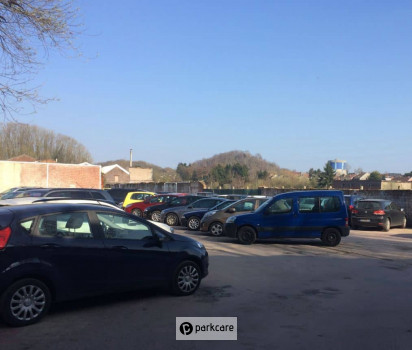 Voitures garées au parking du prestataire A1 Parking Charleroi