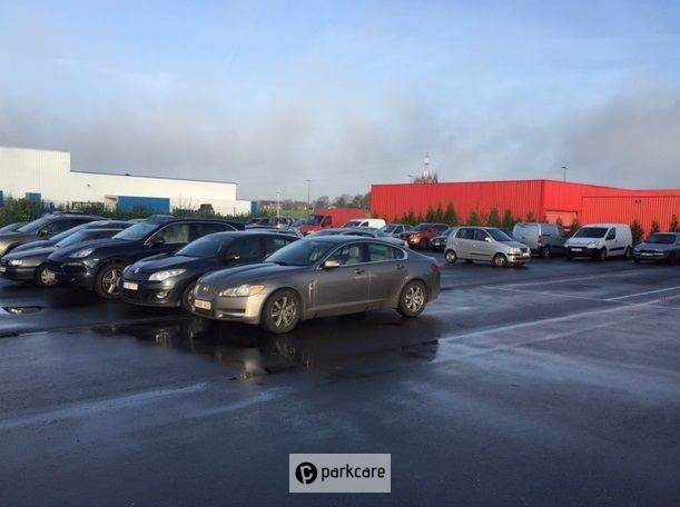 Auto's geparkeerd op parkeerplaats Park & Fly Charleroi