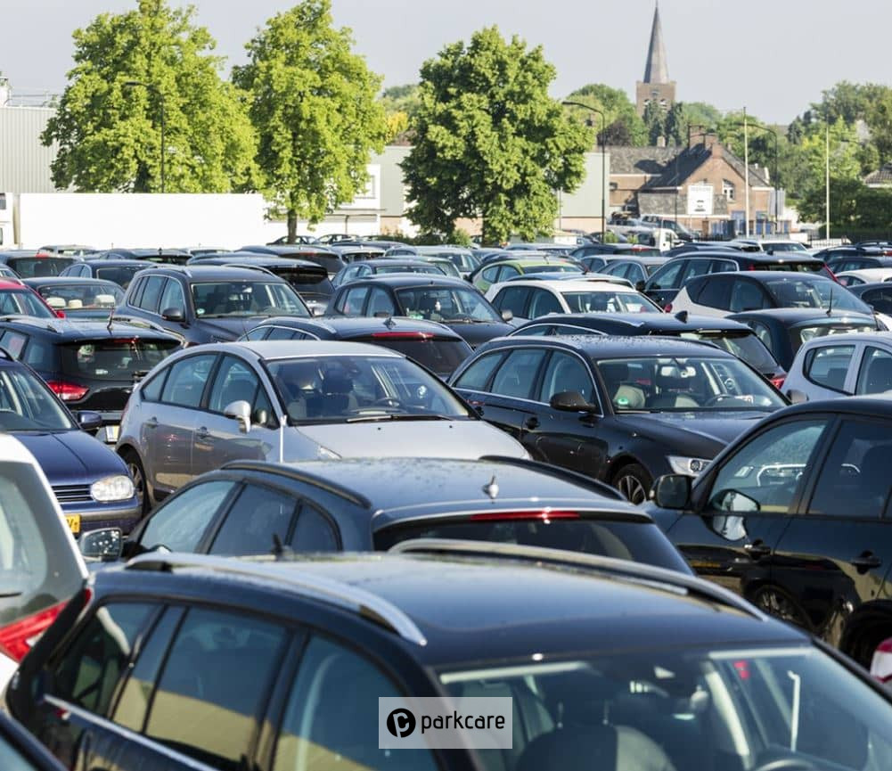 Eazzypark Schiphol Auto's op het parkeerterrein