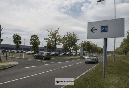 Parken Flughafen Leipzig P4 Einfahrt zum Parkplatz