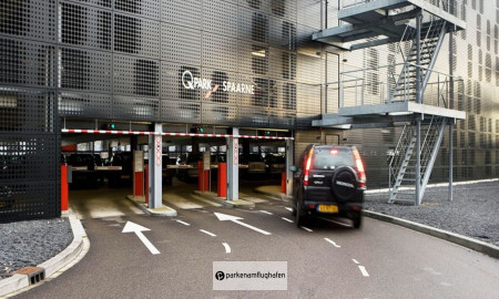 Q-park Schiphol Auto vor dem Haupteingang