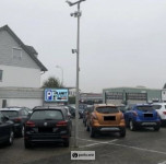 Places de stationnement spacieuses au parking de PT-Planet Park Terminal Valet