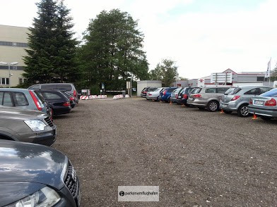 PMS Parking Valet Parkende Autos auf einer Parkfläche