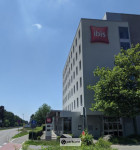 IBIS Flughafen Parkplatz Friedrichshafen vue de côté sur l'hôtel