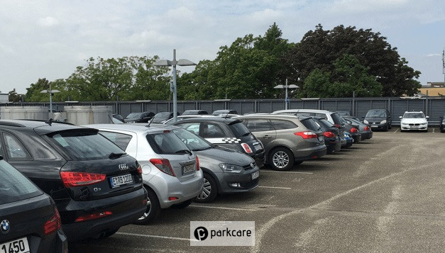 Buiten parkeerplekken van Relaxpark Düsseldorf