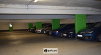 Voitures garées sur les places spacieuses du parking intérieur de Blitz-Parkservice