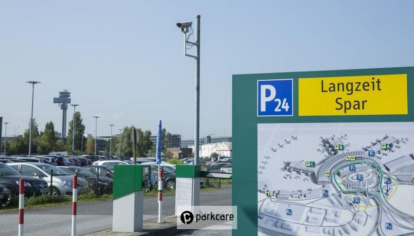 Ingang P24 Düsseldorf Airport met informatiebord