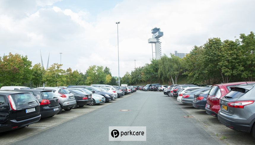 Grote parkeerplaats nabij vliegveld van P23 Düsseldorf Airport