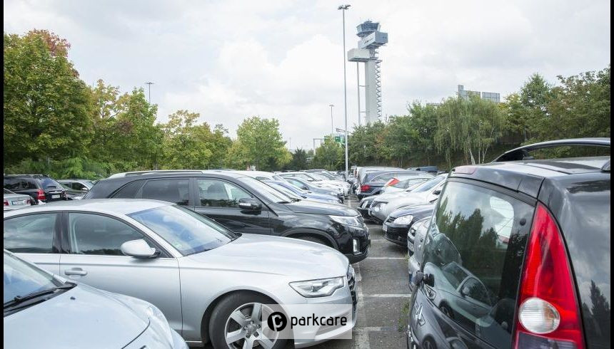 Geparkeerde auto's bij P23 Düsseldorf Airport