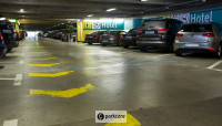 Parkeergarage binnenkant met gele pijlen Parkeren Düsseldorf Airport P3