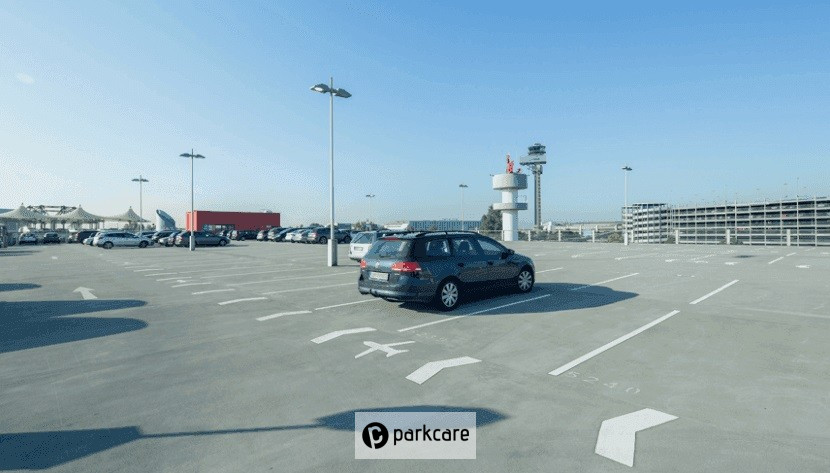 Verlicht parkeerterrein nabij vliegveld van P5 Düsseldorf Airport