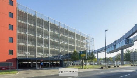 Parken Flughafen Düsseldorf P5 Frontansicht Parkhaus und SkyTrain