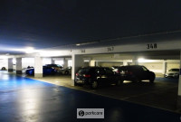 Verlichte parkeergarage van GoldPark nabij Düsseldorf Airport