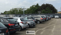Voitures garées sur le parking extérieur de Relaxpark Valet